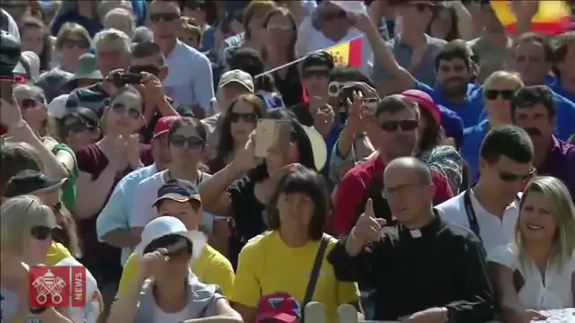 Did crowd shout ''Vigano'' to Pope Francis