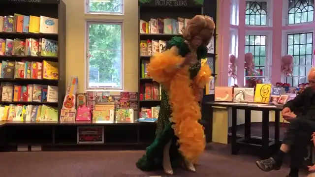 Drag queen teaches children to twerk
