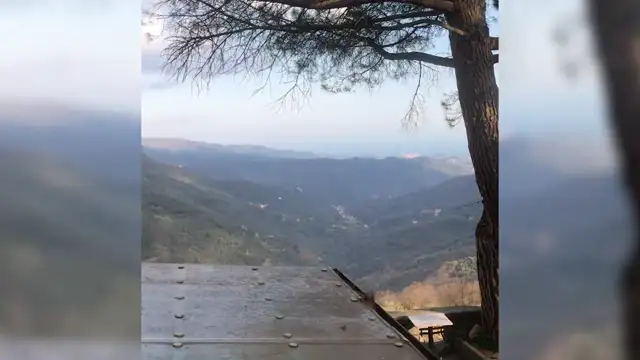 Priest bravely processes with Eucharist to bless coronavirus-stricken Italy