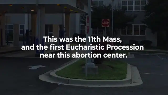 Priest offers Mass outside late-term abortion center